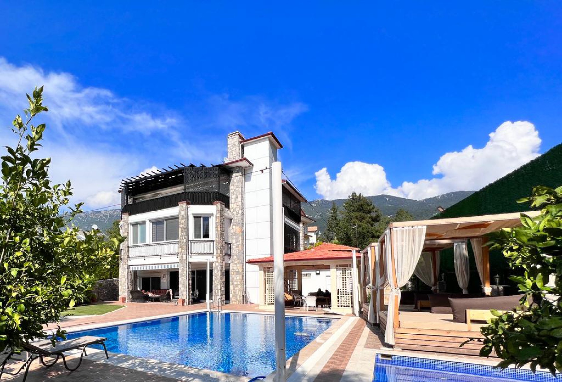 Villa Maris, Denize Yakın
