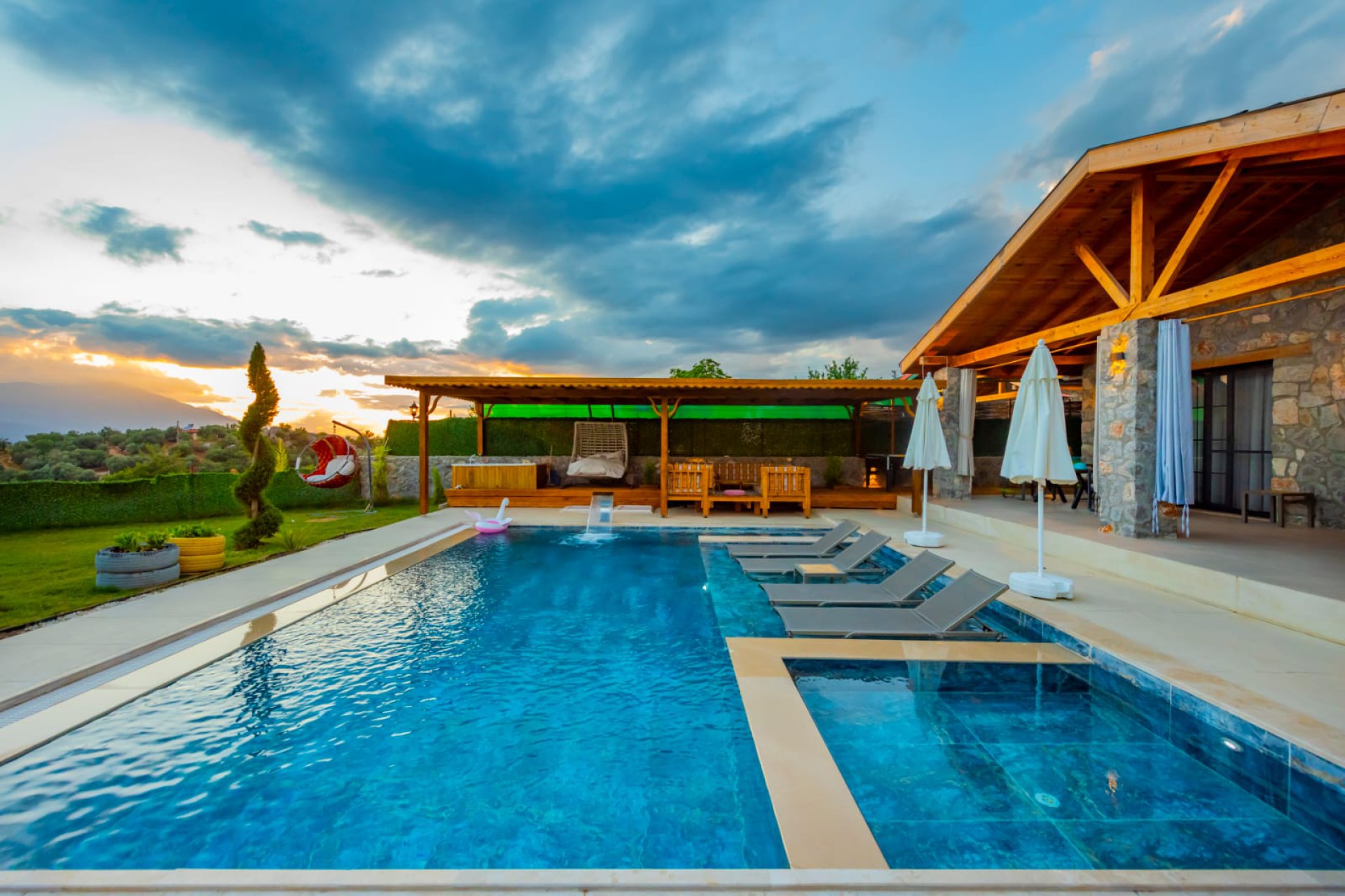 Villa Earth 1 4