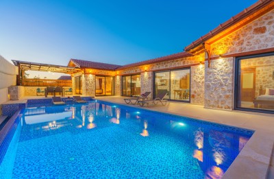 Villa Lenda | Kalkan Üzümlü’de Muhafazakâr, Jakuzili, Özel Havuzlu 2+1 Taş Kiralık Villa